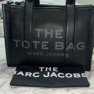 Marc Jacob the leather tote bag in the color black